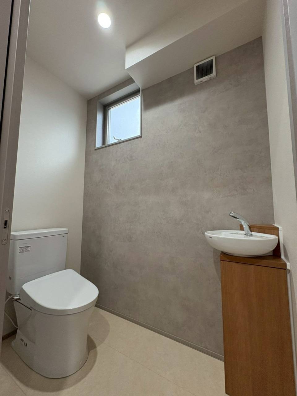 手洗い付きグレー壁紙クロストイレ  習志野市